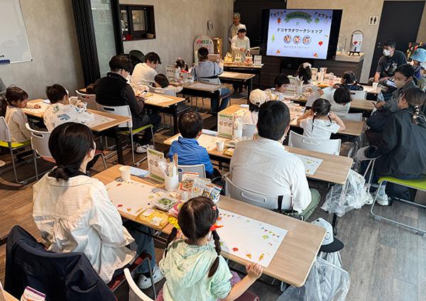 説明をしっかり聞く参加者の方々の写真