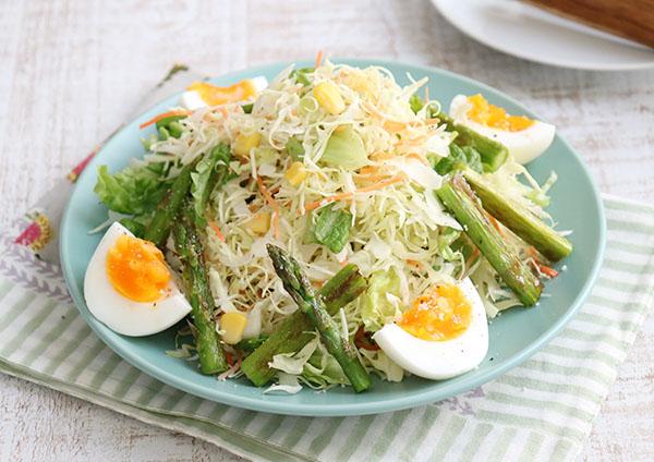 焼きアスパラとゆで卵のキャベツサラダ