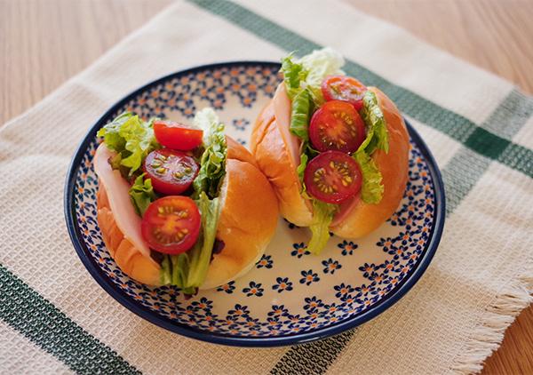 リーフレタスとミニトマトのサンドイッチ