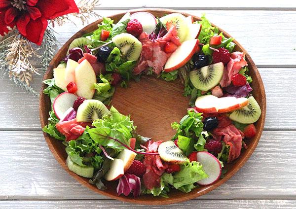 ローストビーフとフルーツのリースサラダ