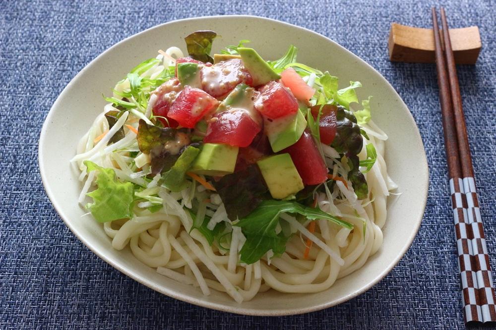 まぐろとアボカドのサラダうどん
