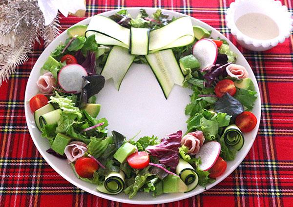 ズッキーニリボンと生ハムのリースサラダ