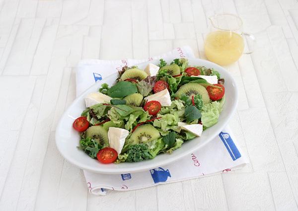 キウイとカマンベールチーズのベビーリーフサラダ