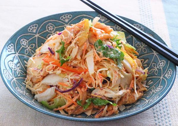 緑黄色野菜とチキンのキムチマヨ和えサラダの写真