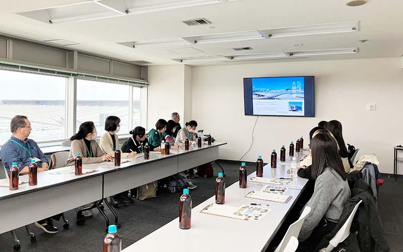 大田市場の歴史と役割の説明を受けている風景の写真