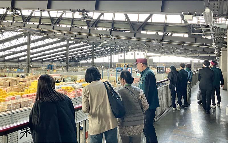 大田市場を見学している様子の写真