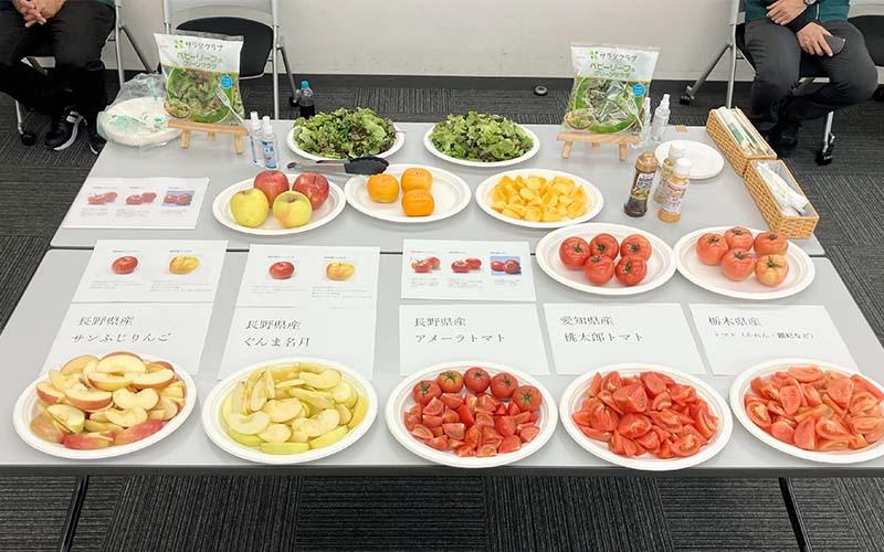 トマトとりんごの食べ比べ