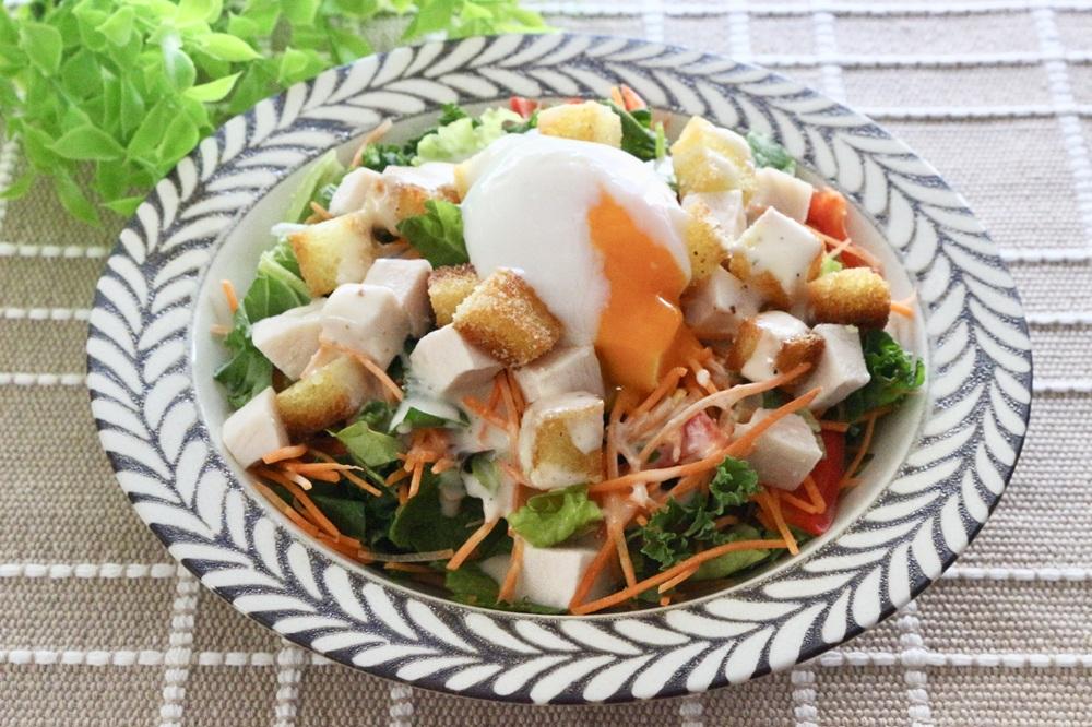 緑黄色野菜とチキンのシーザーサラダ