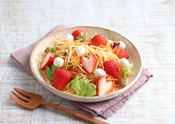 いちごとモッツァレラチーズの人参サラダ