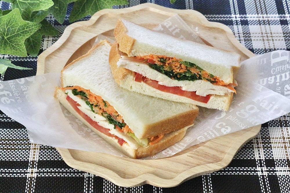 緑黄色野菜とチキンのサンドイッチ
