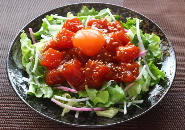 韓国風漬けマグロのサラダ