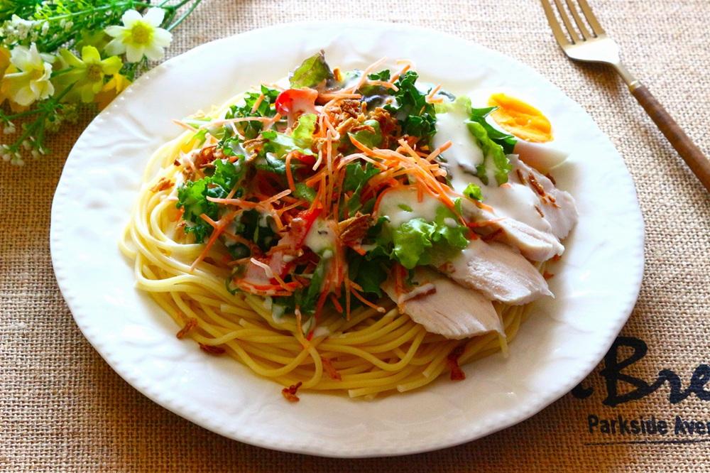 緑黄色野菜とチキンのサラダパスタ