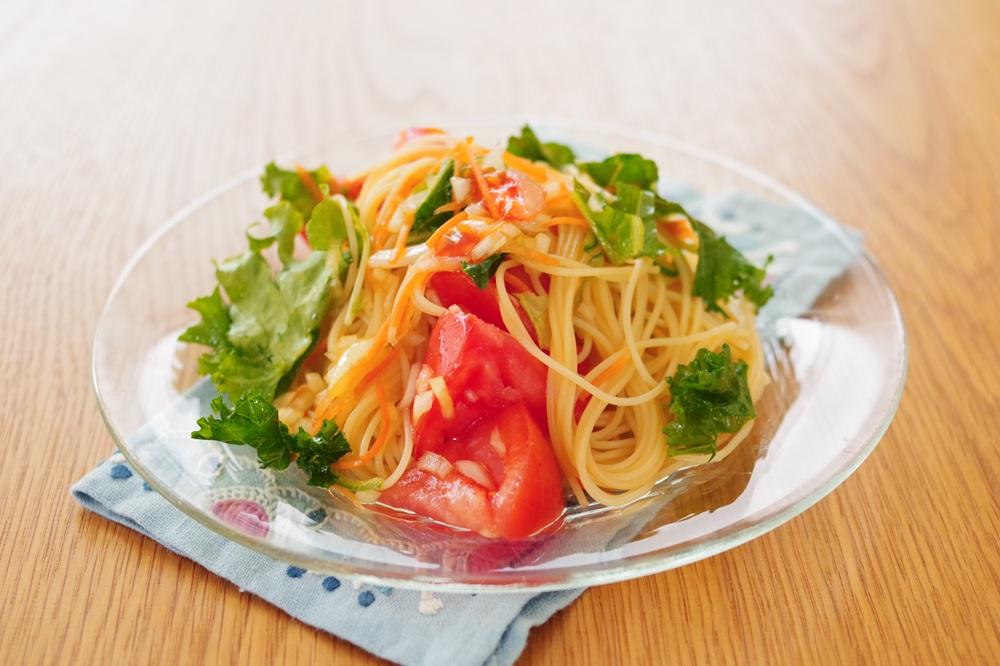 トマトと７品目サラダのさっぱりパスタ