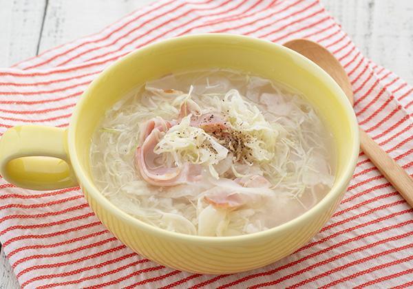 千切りキャベツとベーコンの塩麹スープ