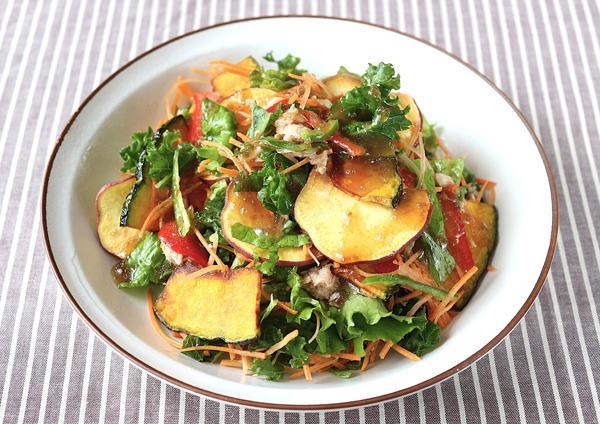 野菜チップスと緑黄色野菜のサラダ