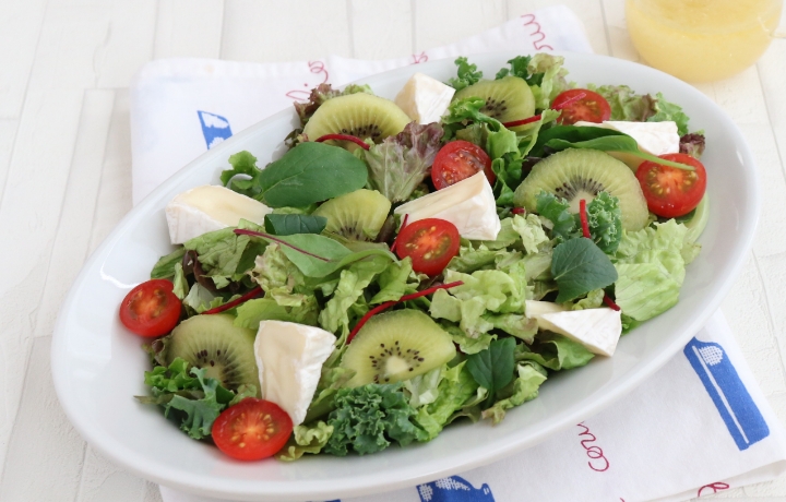 キウイとカマンベールチーズのベビーリーフサラダ 写真