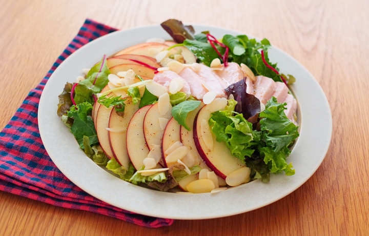 サラダチキンとりんごのパワーサラダ 写真