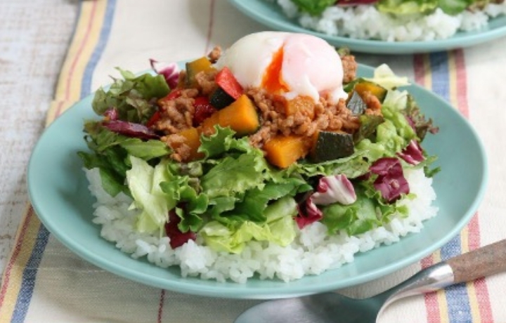 3種レタスと緑黄色野菜のタコライス 写真