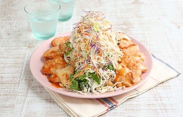 たっぷり野菜と鶏むね肉の旨辛チーズタッカルビサラダ 写真